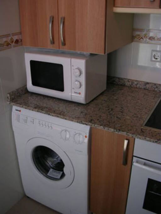 Cocina, con lavadora y microondas