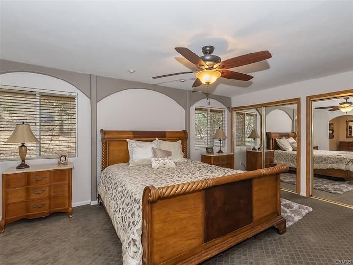 غرفة نوم رئيسية خاصة في الطابق العلوي
رقم 3. سرير كبير