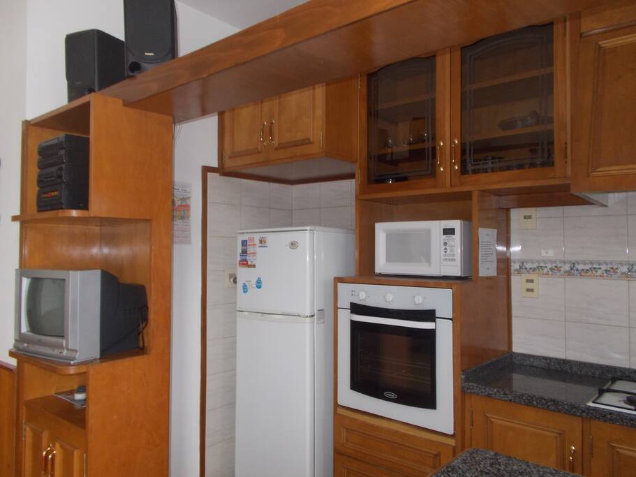 Cocina con horno empotrado