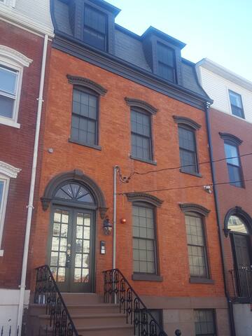 Elegant Town home, Newark / Ironbound gallery image 3