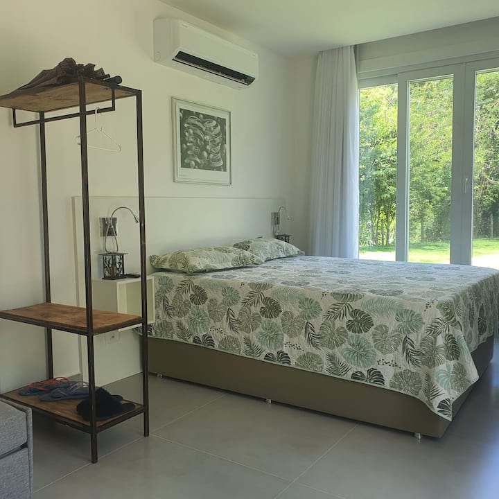 Du lit on se sent et voir le lever du soleil.