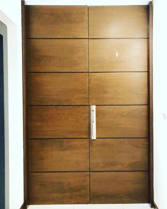 Puerta de ingreso (Entrance door)