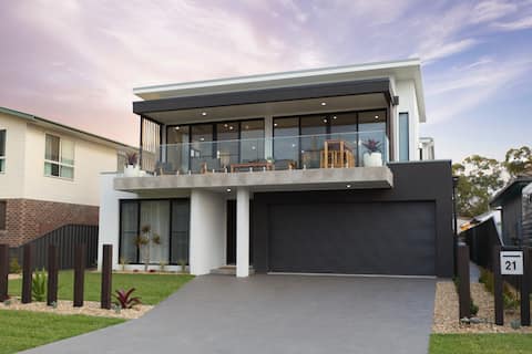 Waterfront, heated pool, luxury home in Jervis Bay