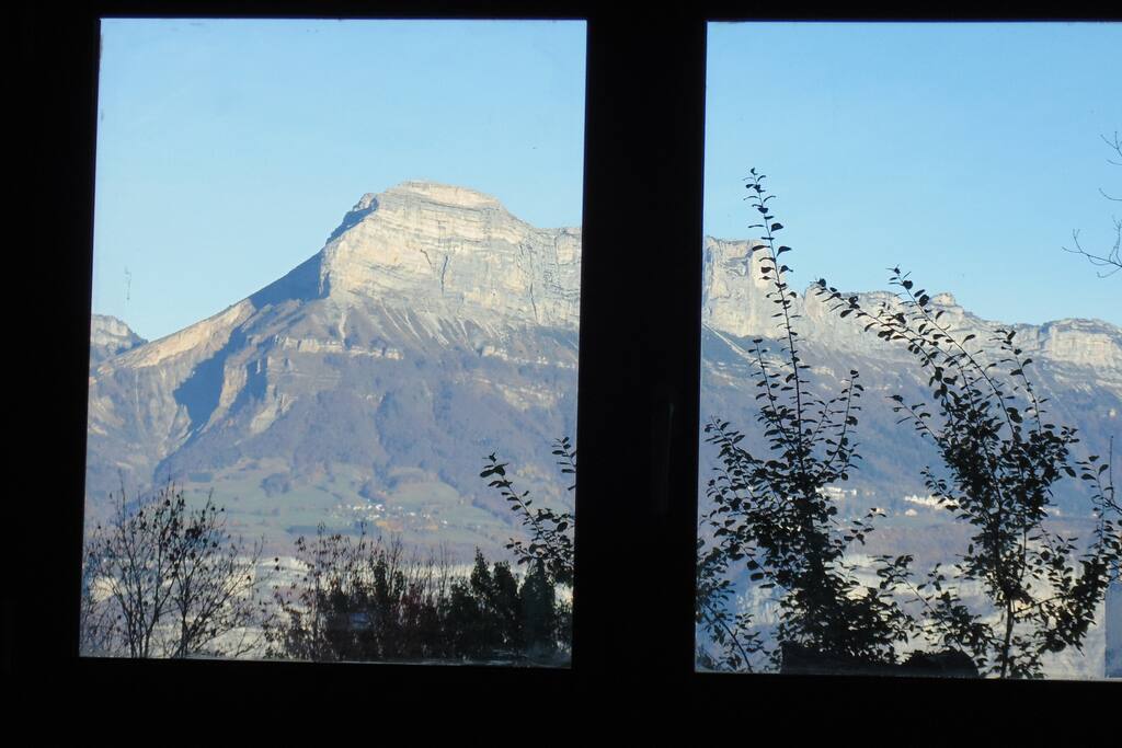 Vue sur la Dent de Crolles (chartreuse), le massif d'en face.