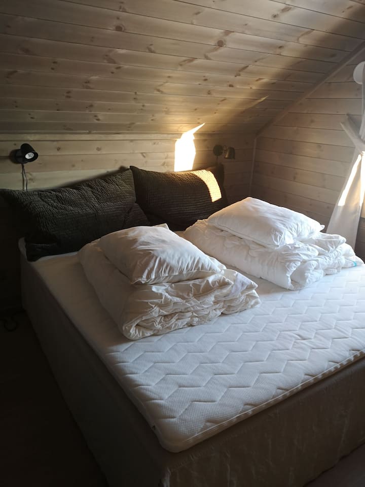 Spavaća soba br. 2 na 2. katu s bračnim krevetom od 180 cm 