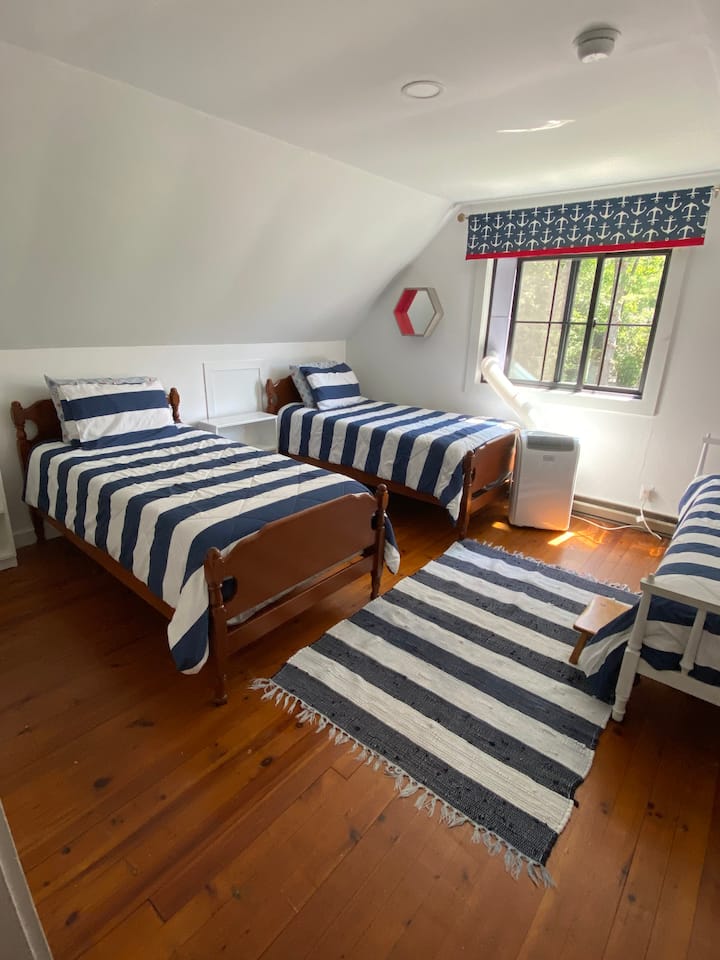 3 единични легла