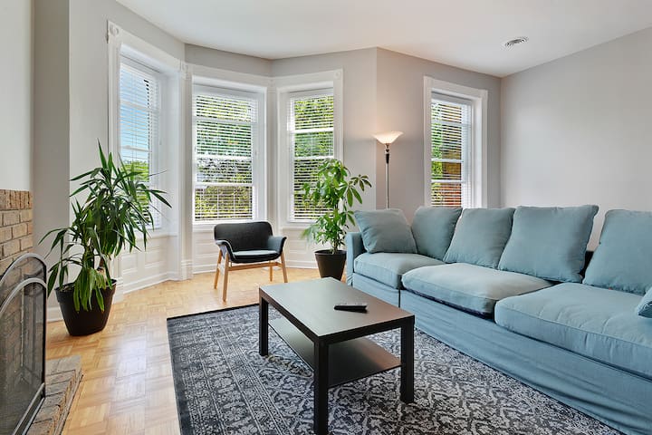 ❤︎ 1,800ft² Parking ⎜ Workspace ⎜ W/D ⎜Full Kitch gallery image 2