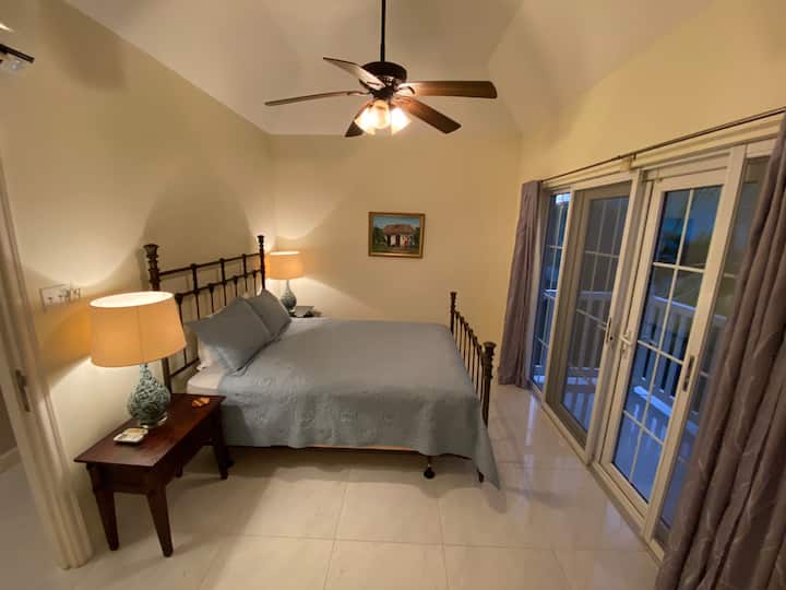 ห้องพักนี้มีระเบียงมองเห็นวิวสวนสวยเตียงควีนไซส์