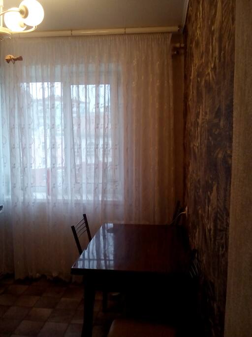 Стол раскладывается на 10 персон.