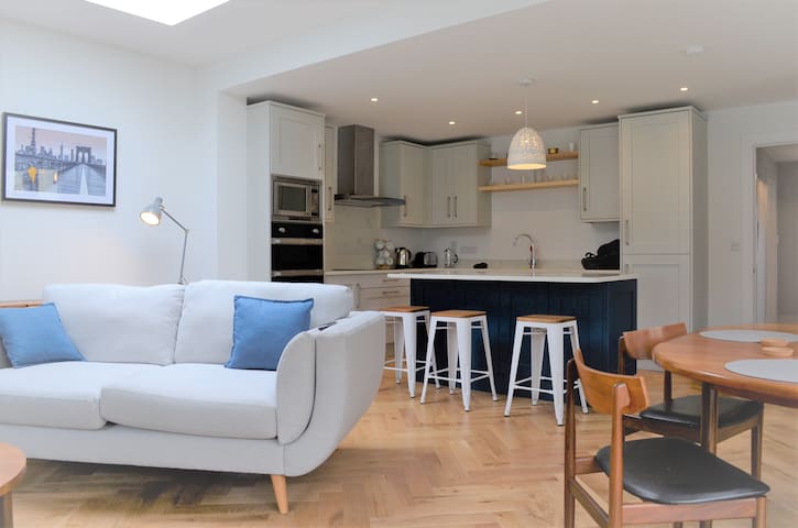 Luxurious three bed in Ballsbridge gallery image 3