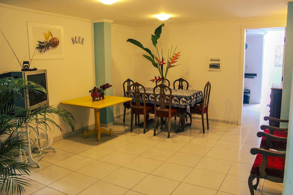 Sala de star com Tv, jogos, café da manha...