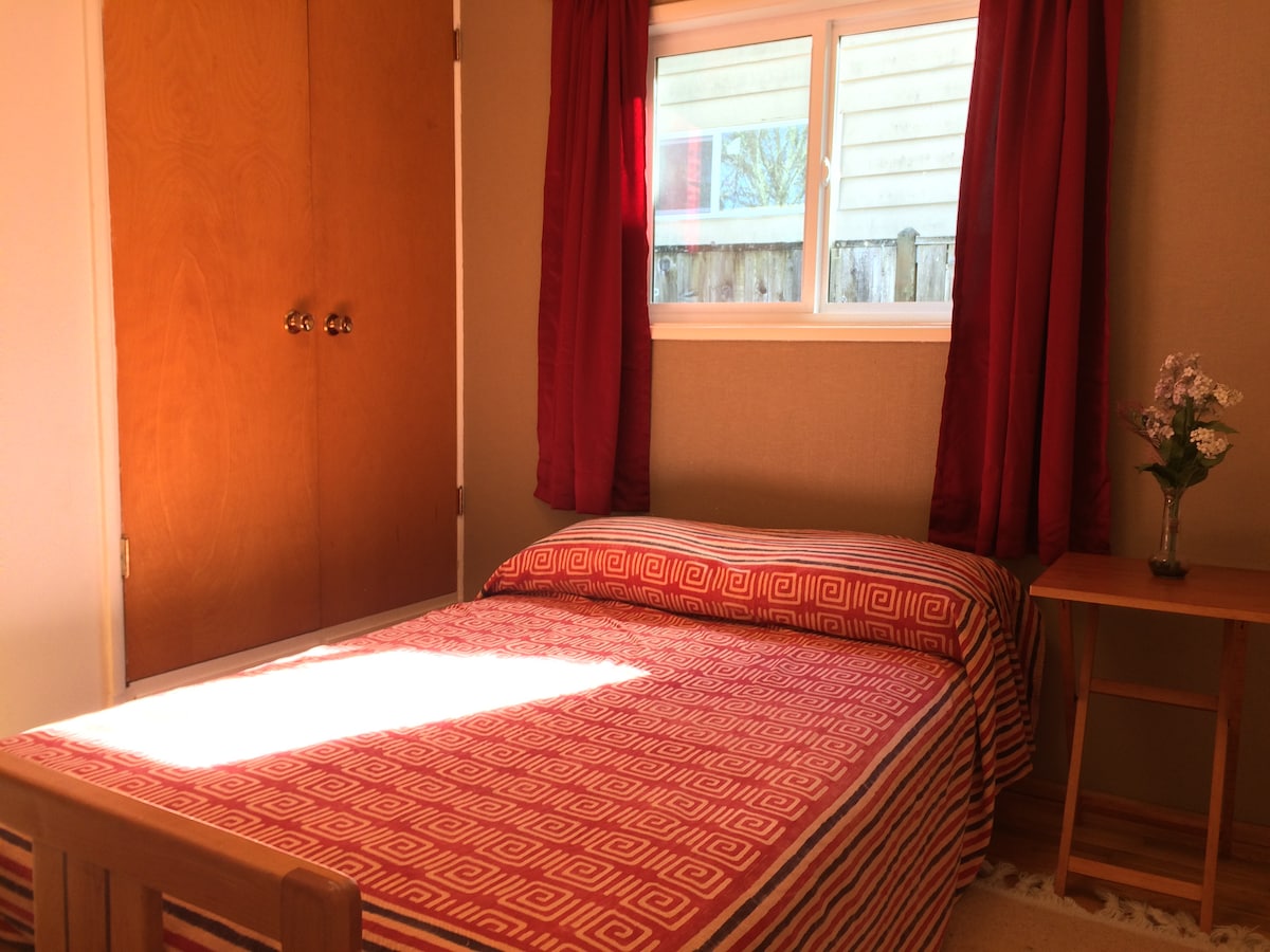 3间卧室中最小的卧室配有双人床日式床垫和南灯。