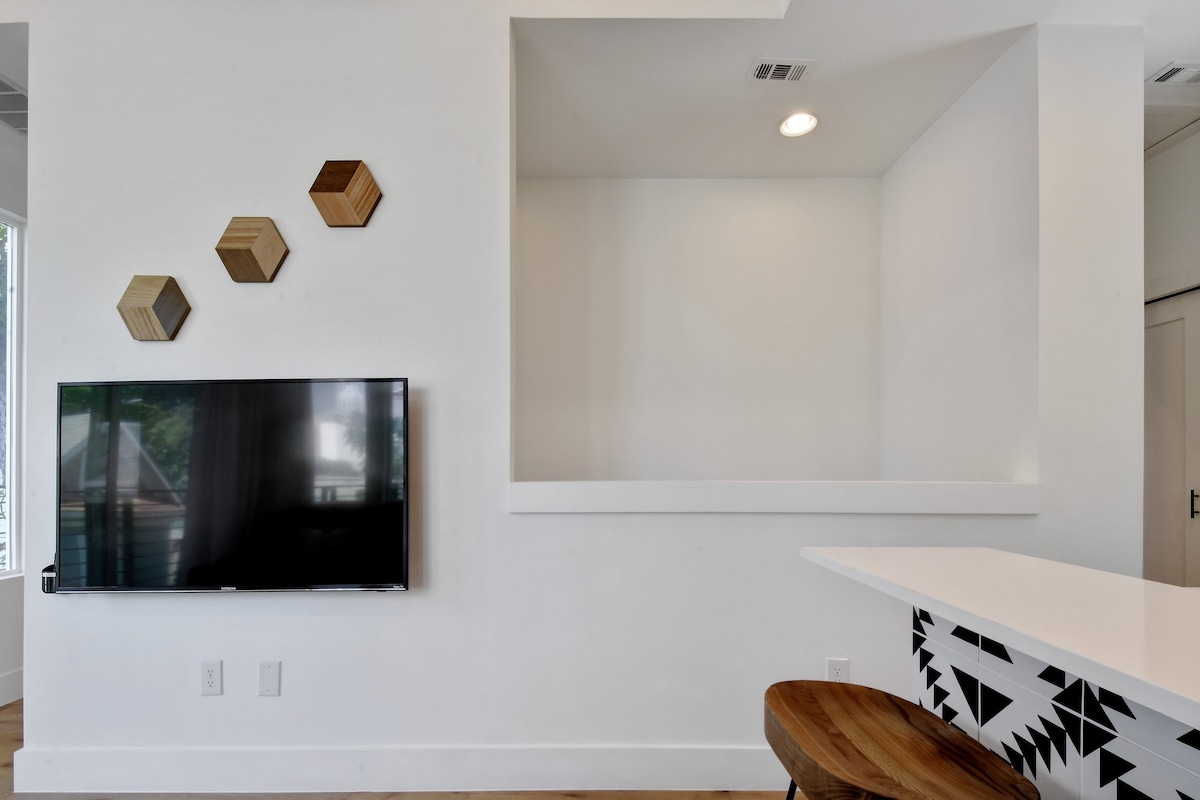 Bright + Chic Back House | Walk Downtown