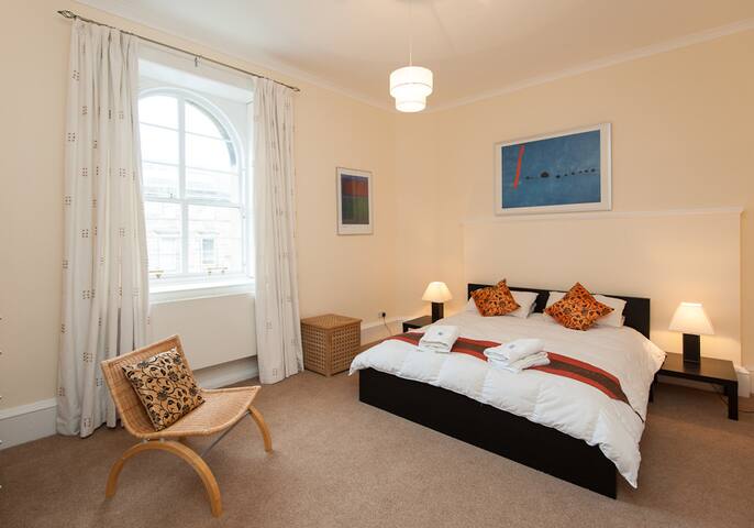 On Royal Mile, unusually spacious apartment gallery image 4
