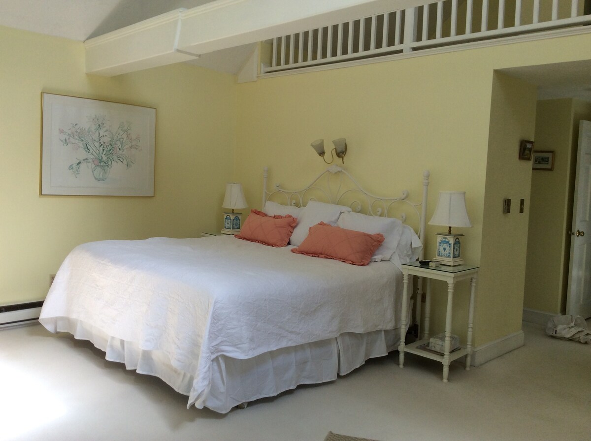 Hlavná spálňa s manželskou posteľou King.  Svetlíky a posuvné sklenené dvere s krásnym výhľadom na farmu.