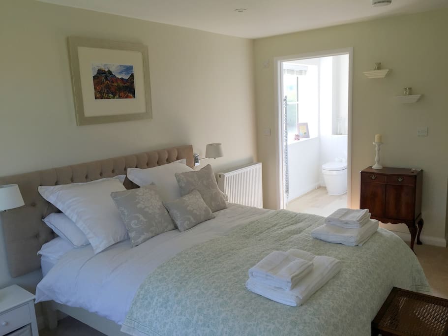 Kingsize bedroom with ensuite