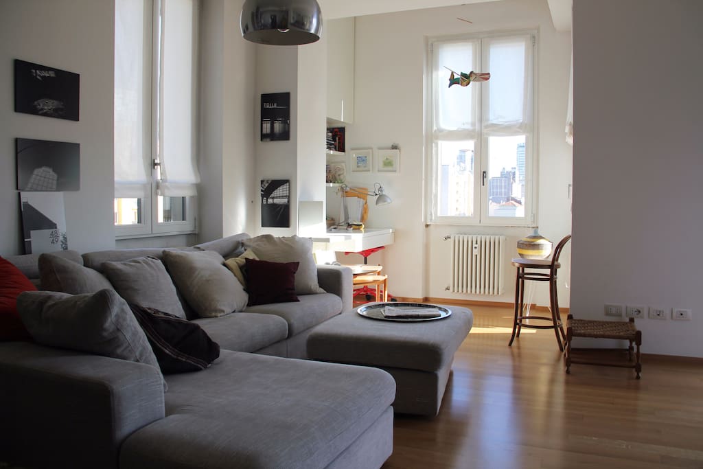 Zona giorno con divano e angolo studio
- Bright and comfortable living room