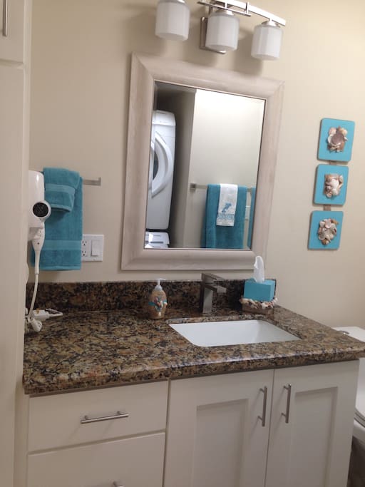 Second bathroom/laundry room/ segundo baño y cuarto de lavado.