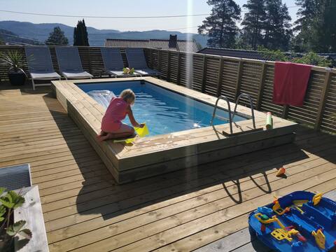 Large house with heated pool. Close to beach.