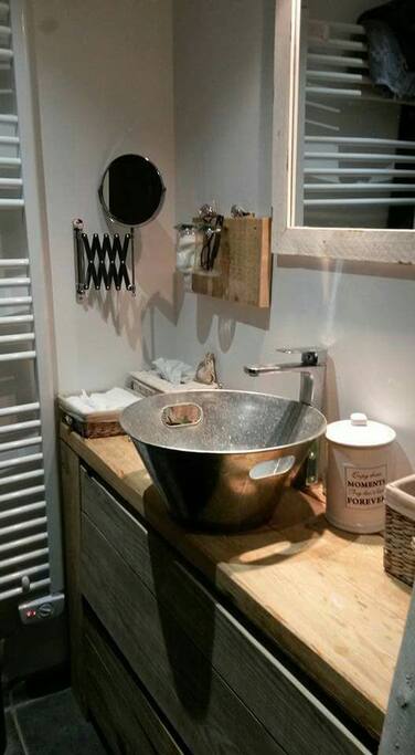 la salle d'eau avec grande douche à l'italienne airbb qui se trouve dans la chambre