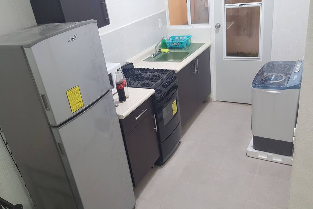 cocineta con refrigerador, estufa con horno, horno de microondas, licuadora