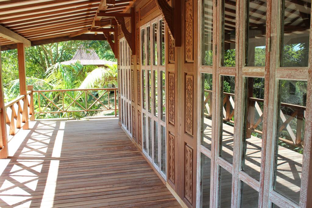 The whole front can be opened so you are in the midst of the jungle.