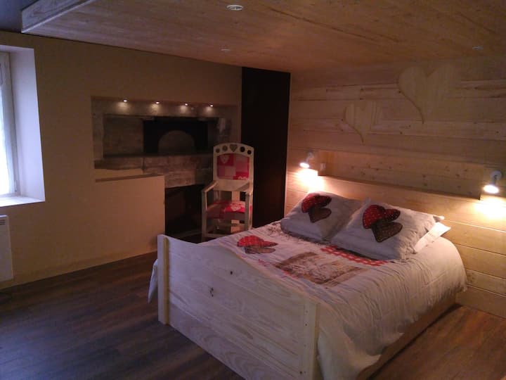 Dormitorio principal con antiguo horno de pan de granja