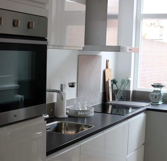Een keuken met alle voorzieningen zoals vaatwasser, inductie en oven.
