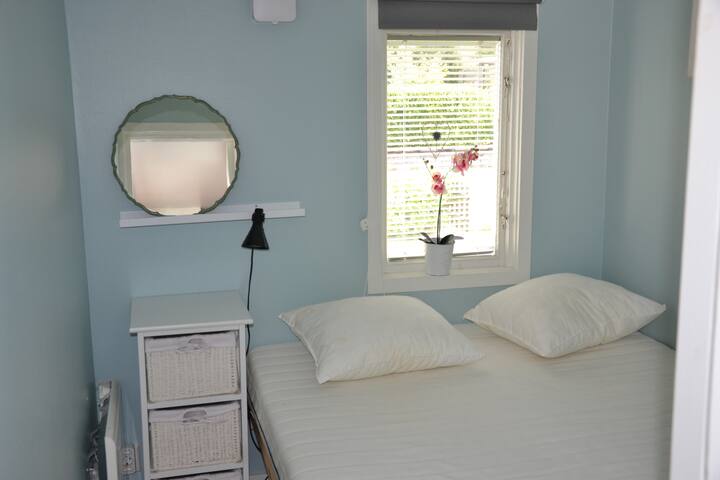 ห้องนอนพร้อมเตียงกว้าง 140 ซม.