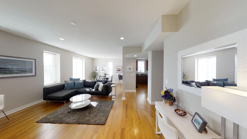 Beautiful 2 Bedroom Condo adjacent to Eden Park