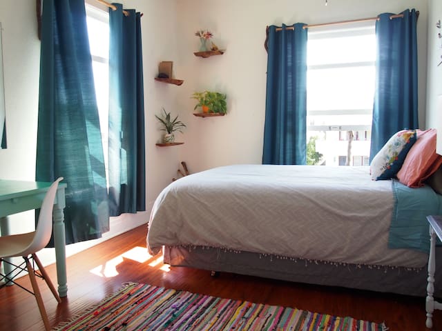 #3 SPACIOUS light-filled room ☀ in HISTORIC area