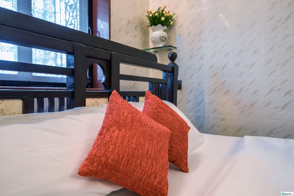 Double room with linens and towels