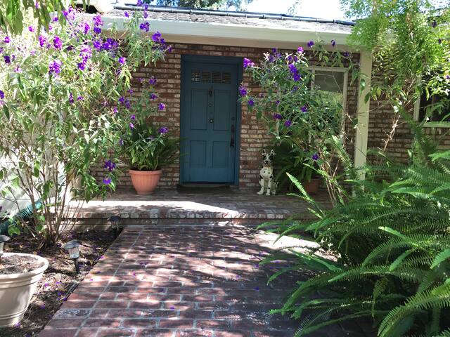 Spacious Home in the Heart of West Menlo Park gallery image 3