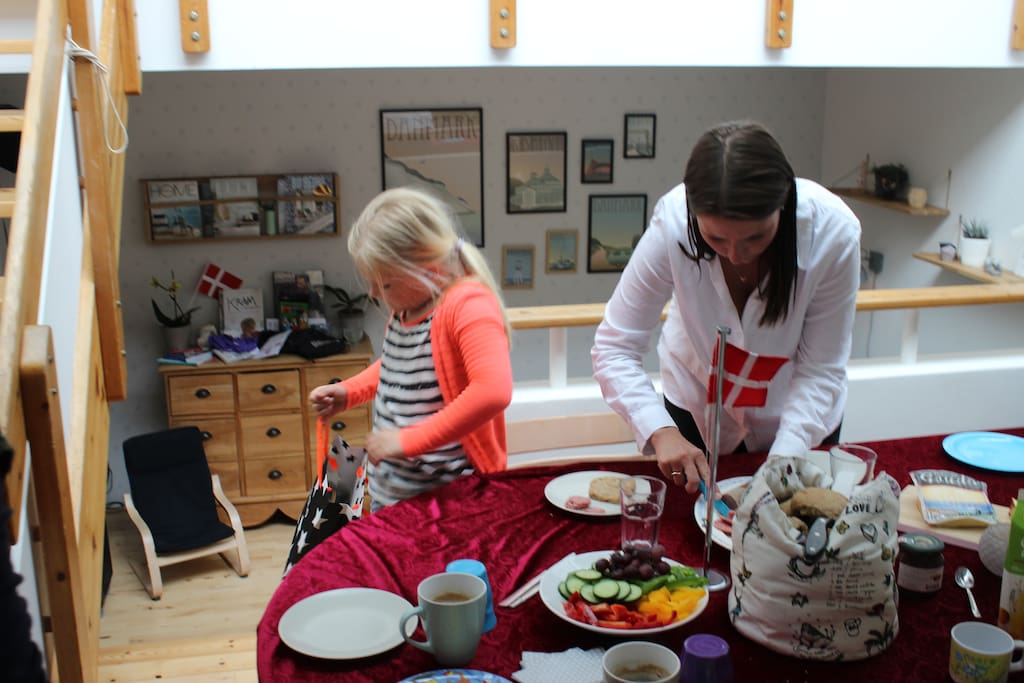 Spiseplads med kig ned til stuen
