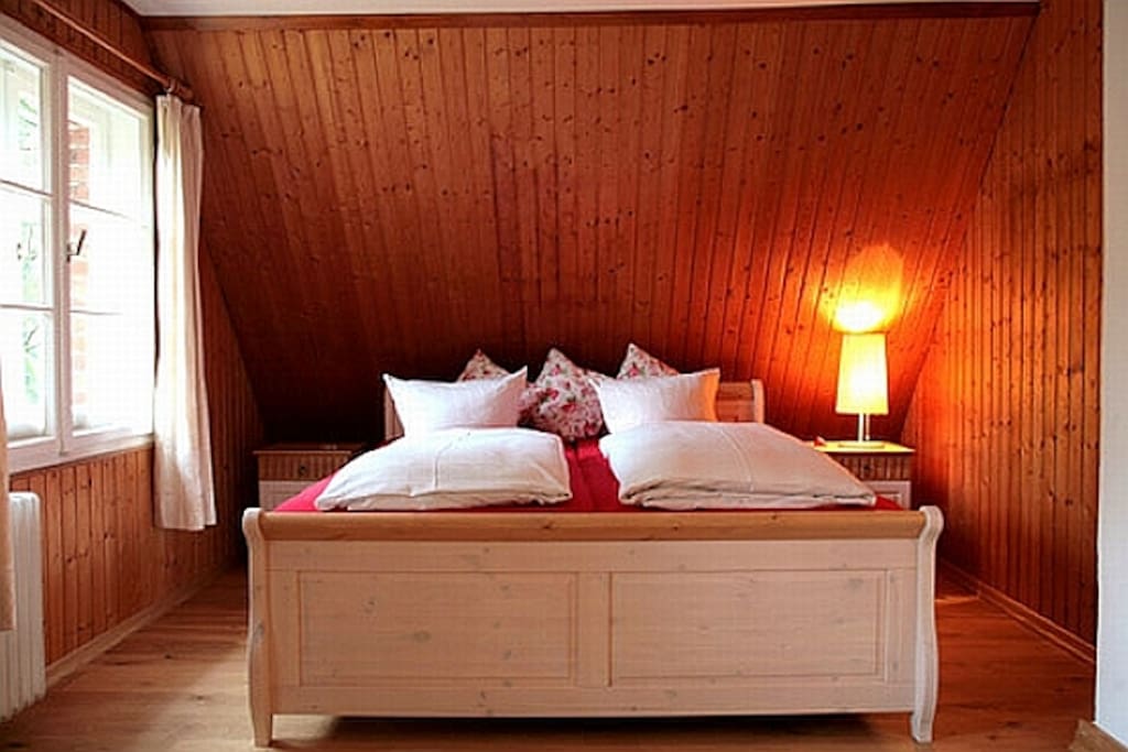 Schlafzimmer mit Doppelbett