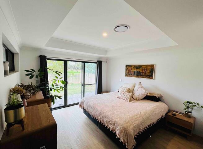 Cheerful 5 bedroom home with free parking onsite gallery image 4