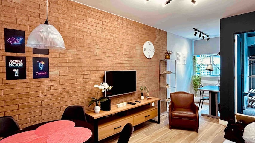 Apto industrial: uma quadra da praia de Copacabana