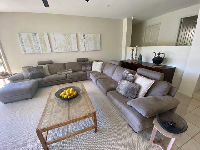 Emerald Beach Lake Front Estate. 20mt pool. Spa. gallery image 2