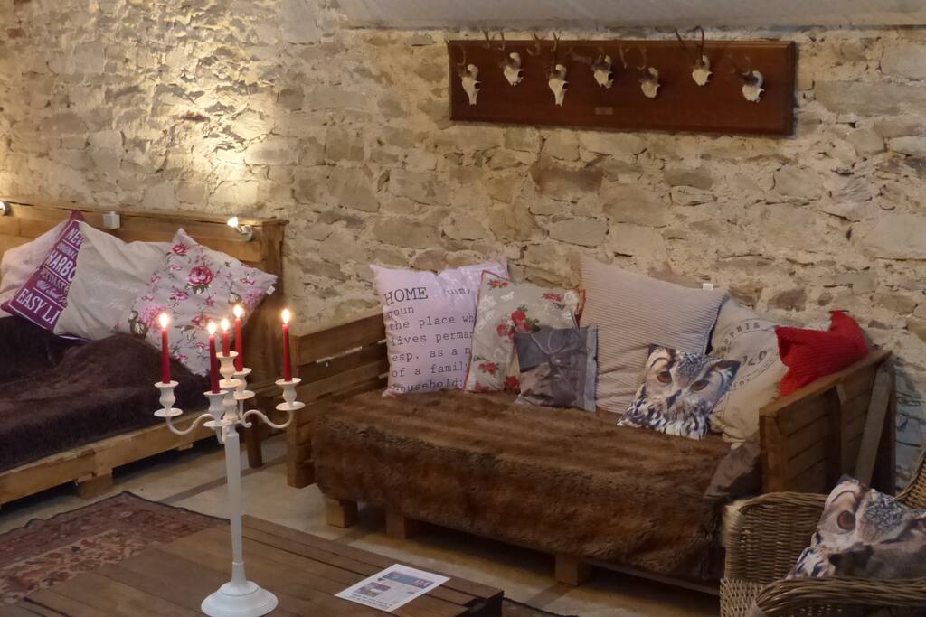 Belle grange transformée en loft où tout est en bois et pierre.
