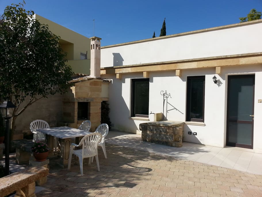Tavoli, sedie, barbecue a disposizione
