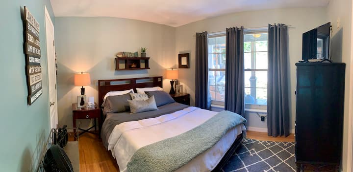 Dhoma e gjumit "QUEEN" është e dekoruar me nuanca të bluzit qetësues.  Ka perde që errësojnë dhomën, krevat të rehatshëm dhe me stil, televizor me ekran të sheshtë 32 inç, ventilator dhe qasje të drejtpërdrejtë në banjën e dytë. Dritare të mëdha me pamje nga veranda dhe pavioni.