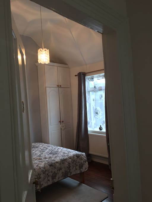 Beautiful, cosy ensuite room with a high ceiling and a lovely old fashioned feeling to it.