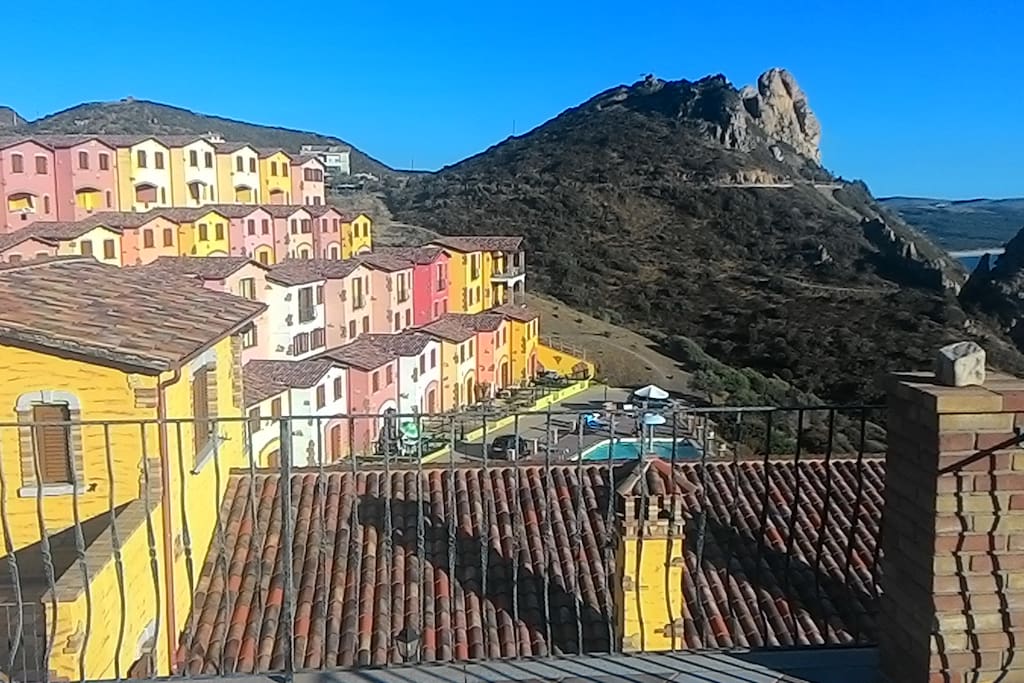 Vista dalla terrazza verso il villaggio con piscina
