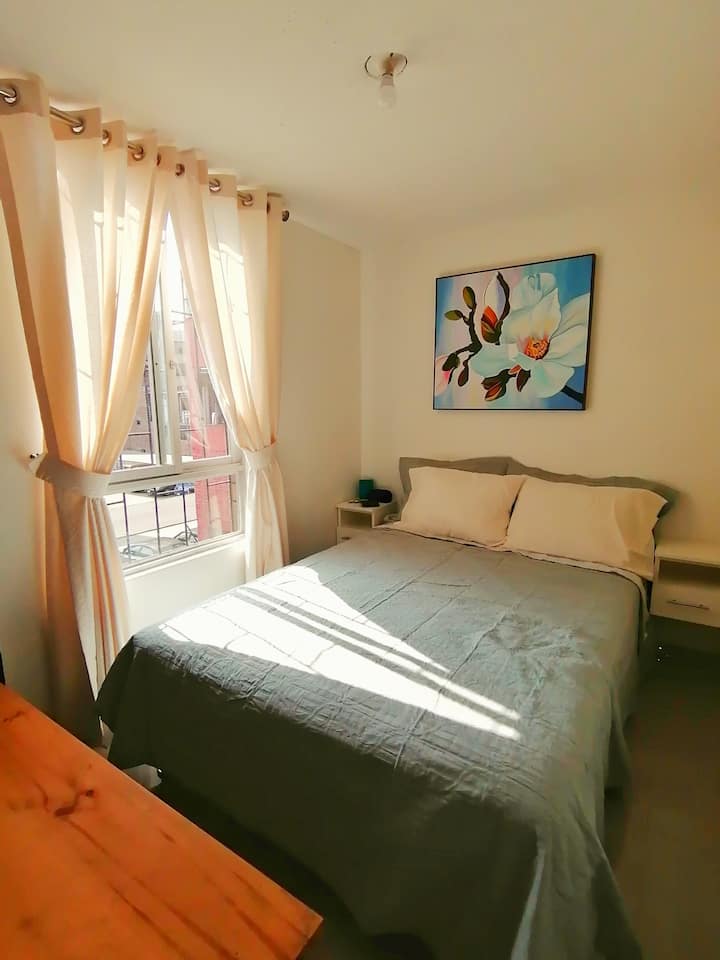 Dhoma e dytë me krevat dopio, qirinj, dollap dhe tavolinë pune. 