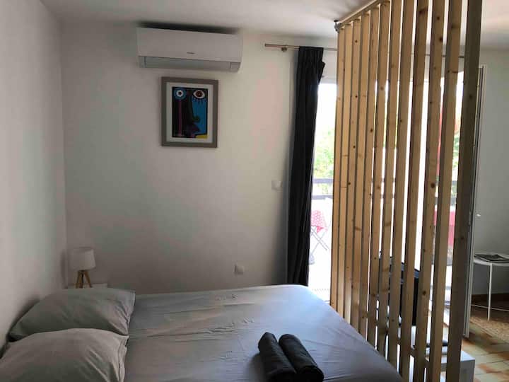 Ambienti i dhomës së gjumit