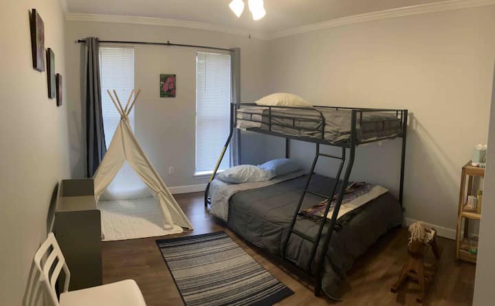 Chumba cha 3 cha kulala - chumba cha watoto kilicho na mapazia ya kuzima