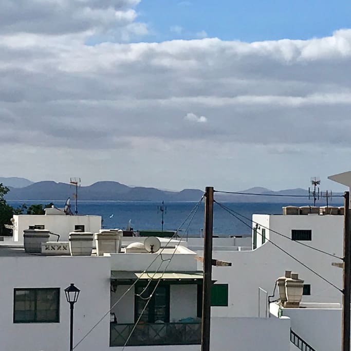 Vistas desde el balcón, en frente se ve la isla de Fuerteventura.