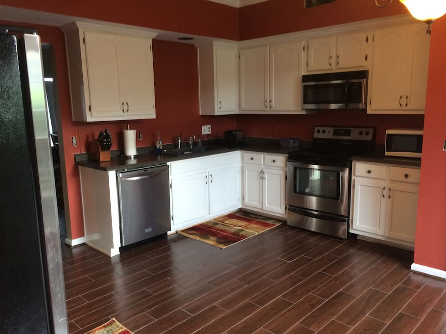 Fully equipped kitchen with coffee, tea or juice provided at no charge. Breakfast or a Gourmet Dinner can be added to your stay.