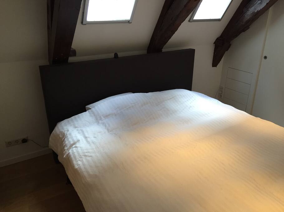 Bedroom with 1,8 x 2 meter box spring.