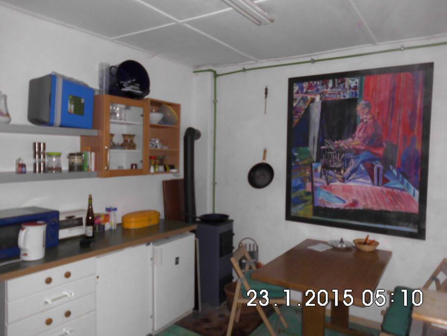 Küche mit Gästekühlschrank